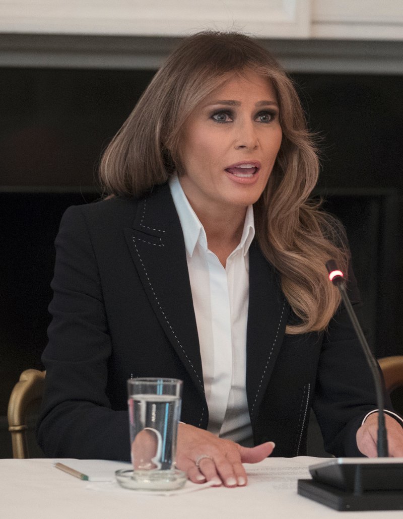 Κούρασε -Το κοστούμι και το μπλουζάκι που φορά ξανά και ξανά η Μελάνια Τραμπ [εικόνες] | iefimerida.gr 3