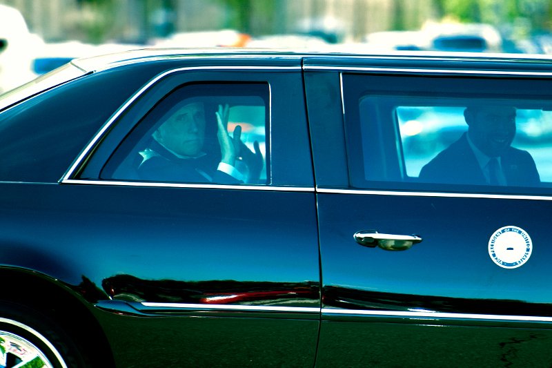 Τρίτο στεφάνι για τον Αμερικανό ΥΠΟΙΚ -«Θεά» στα ροζ η Μελάνια [εικόνες] | iefimerida.gr 3