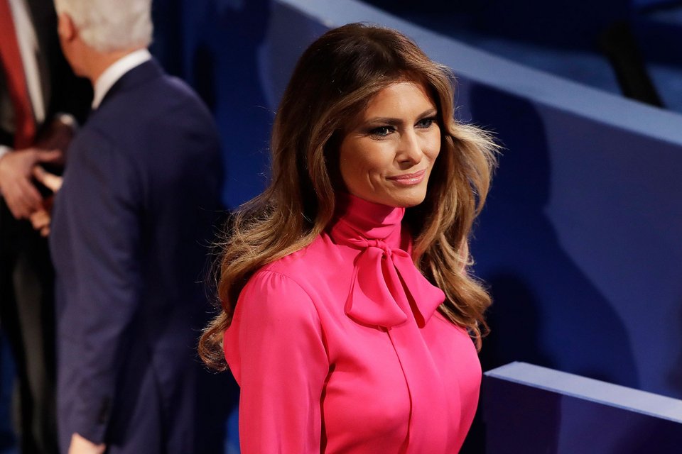 Σάλος με το πουκάμισο Gucci που φόρεσε η Μελάνια Τραμπ στο debate [εικόνες] | iefimerida.gr 3