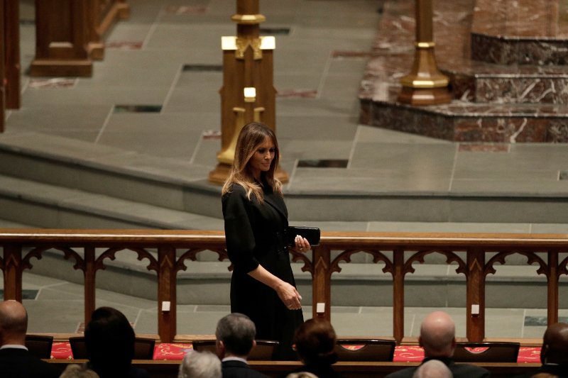 Γιατί όλοι γελούν στην κηδεία της Μπάρμπαρα Μπους -Οργίασε το Twitter [εικόνες] | iefimerida.gr 1