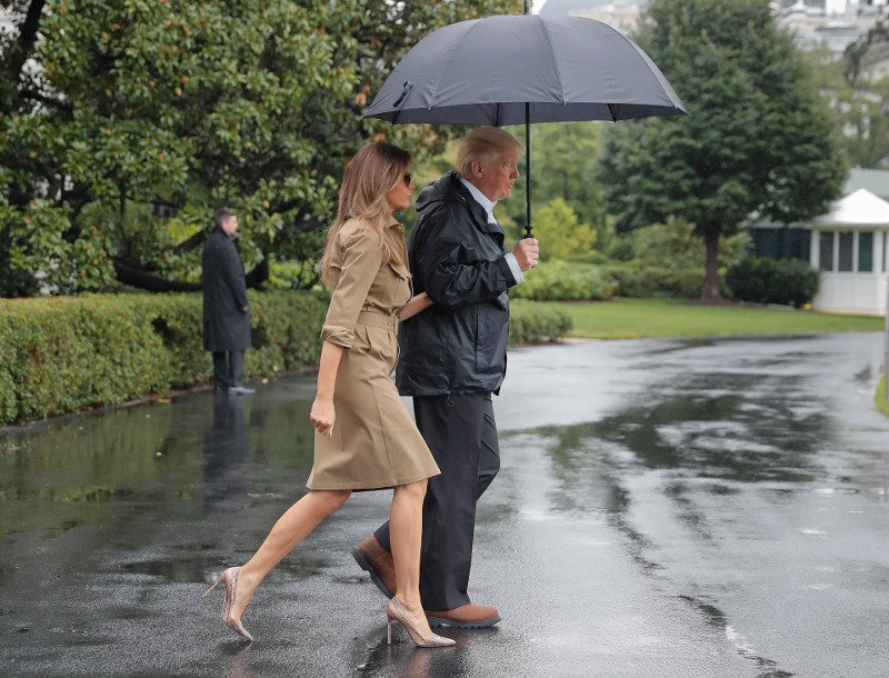 Ο Manolo Blahnik σχολιάζει την Μελάνια που πηγαίνει στις πλημμύρες με 12ποντες γόβες του [εικόνες] | iefimerida.gr 5