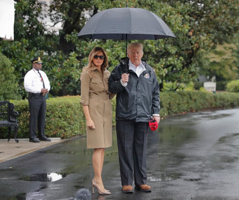 Ο Manolo Blahnik σχολιάζει την Μελάνια που πηγαίνει στις πλημμύρες με 12ποντες γόβες του [εικόνες] | iefimerida.gr 6