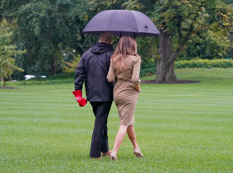 Ο Manolo Blahnik σχολιάζει την Μελάνια που πηγαίνει στις πλημμύρες με 12ποντες γόβες του [εικόνες] | iefimerida.gr 8