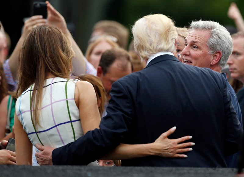 Η Μελάνια Τραμπ στον Λευκό Οίκο με φόρεμα Ελληνίδας σχεδιάστριας [εικόνες] | iefimerida.gr 3