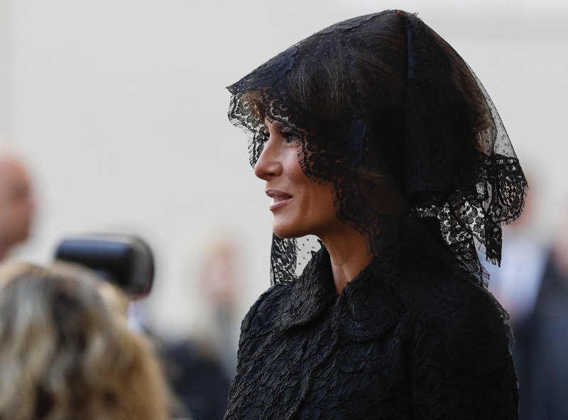 Γιατί Μελάνια και Ιβάνκα πήγαν στο Βατικανό με μαύρα δαντελένια μαντίλια στο κεφάλι, σαν χήρες [εικόνες] | iefimerida.gr 5