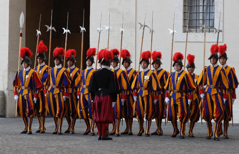 Γιατί Μελάνια και Ιβάνκα πήγαν στο Βατικανό με μαύρα δαντελένια μαντίλια στο κεφάλι, σαν χήρες [εικόνες] | iefimerida.gr 16