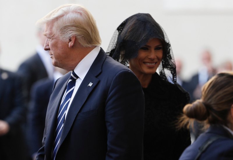 Γιατί Μελάνια και Ιβάνκα πήγαν στο Βατικανό με μαύρα δαντελένια μαντίλια στο κεφάλι, σαν χήρες [εικόνες] | iefimerida.gr 4