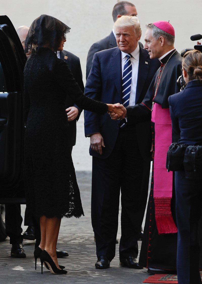 Γιατί Μελάνια και Ιβάνκα πήγαν στο Βατικανό με μαύρα δαντελένια μαντίλια στο κεφάλι, σαν χήρες [εικόνες] | iefimerida.gr 2