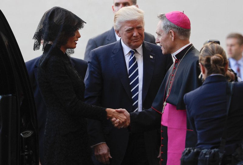 Γιατί Μελάνια και Ιβάνκα πήγαν στο Βατικανό με μαύρα δαντελένια μαντίλια στο κεφάλι, σαν χήρες [εικόνες] | iefimerida.gr 1