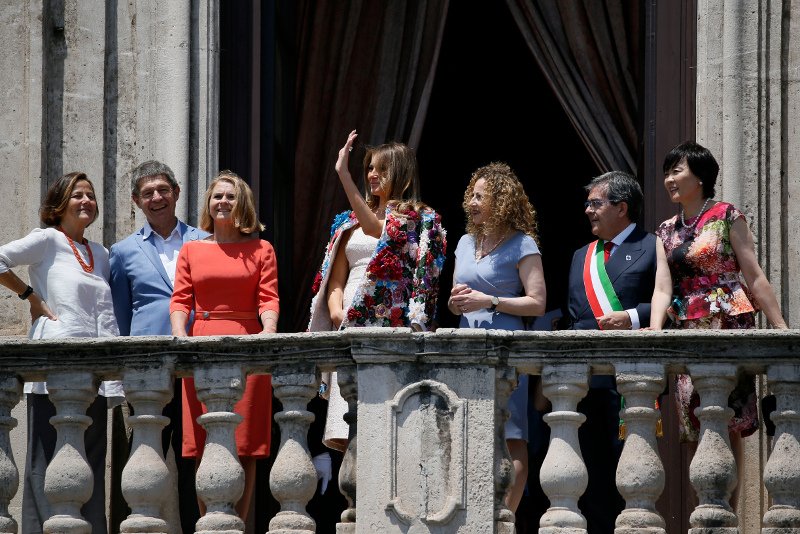 Η Diva Μελάνια Τραμπ-Με πανωφόρι των 46.000 ευρώ, σαν ολάνθιστος κήπος, στη Σικελία [εικόνες] | iefimerida.gr 10