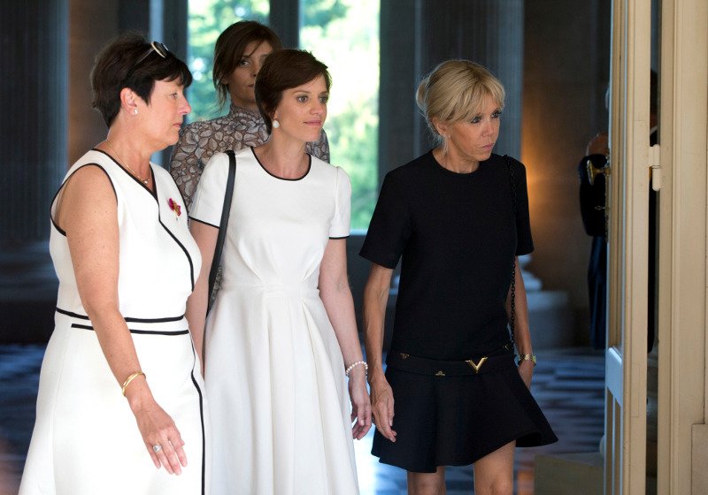 Στιλιστική αναμέτρηση στις Βρυξέλλες: Η Μελάνια Τραμπ «έσβησε» την Μπριζίτ Τρονιέ -Η σικ Αμερικανίδα και το μίνι της Γαλλίδας [εικόνες] | iefimerida.gr 2