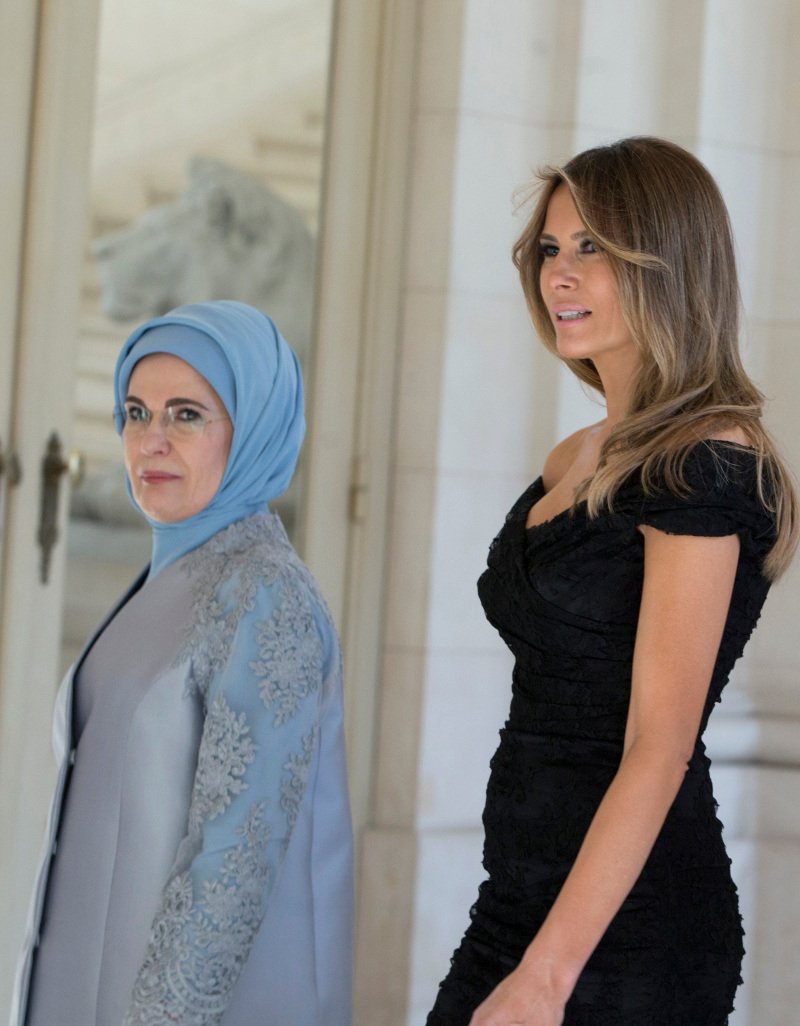 Στιλιστική αναμέτρηση στις Βρυξέλλες: Η Μελάνια Τραμπ «έσβησε» την Μπριζίτ Τρονιέ -Η σικ Αμερικανίδα και το μίνι της Γαλλίδας [εικόνες] | iefimerida.gr 12