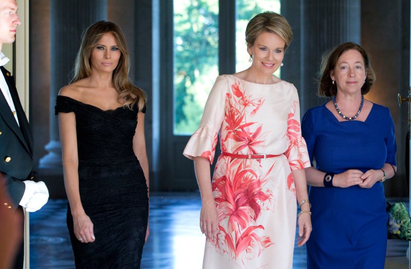 Στιλιστική αναμέτρηση στις Βρυξέλλες: Η Μελάνια Τραμπ «έσβησε» την Μπριζίτ Τρονιέ -Η σικ Αμερικανίδα και το μίνι της Γαλλίδας [εικόνες] | iefimerida.gr 8