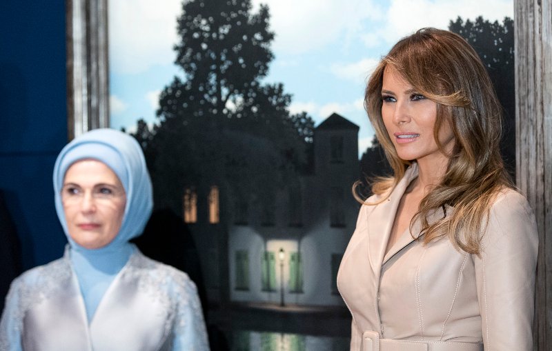 Στιλιστική αναμέτρηση στις Βρυξέλλες: Η Μελάνια Τραμπ «έσβησε» την Μπριζίτ Τρονιέ -Η σικ Αμερικανίδα και το μίνι της Γαλλίδας [εικόνες] | iefimerida.gr 6