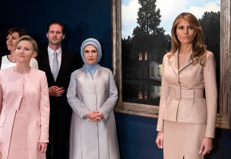 Στιλιστική αναμέτρηση στις Βρυξέλλες: Η Μελάνια Τραμπ «έσβησε» την Μπριζίτ Τρονιέ -Η σικ Αμερικανίδα και το μίνι της Γαλλίδας [εικόνες] | iefimerida.gr 5