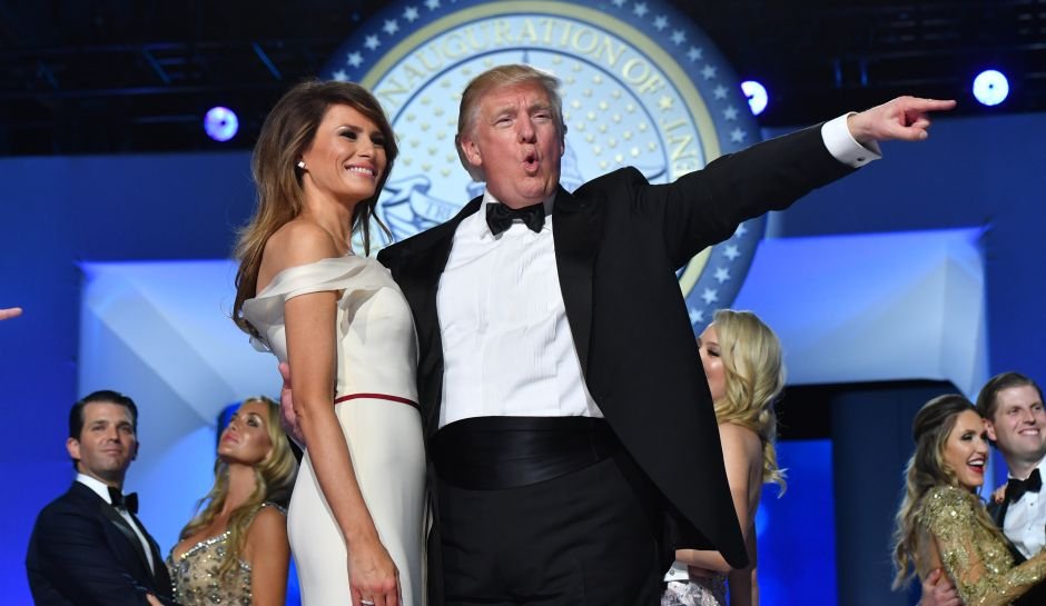 Δείτε τη Μελάνια Τραμπ να χάνει ξαφνικά το χαμόγελό της -Τι της είπε ο νέος πρόεδρος [βίντεο] | iefimerida.gr 5