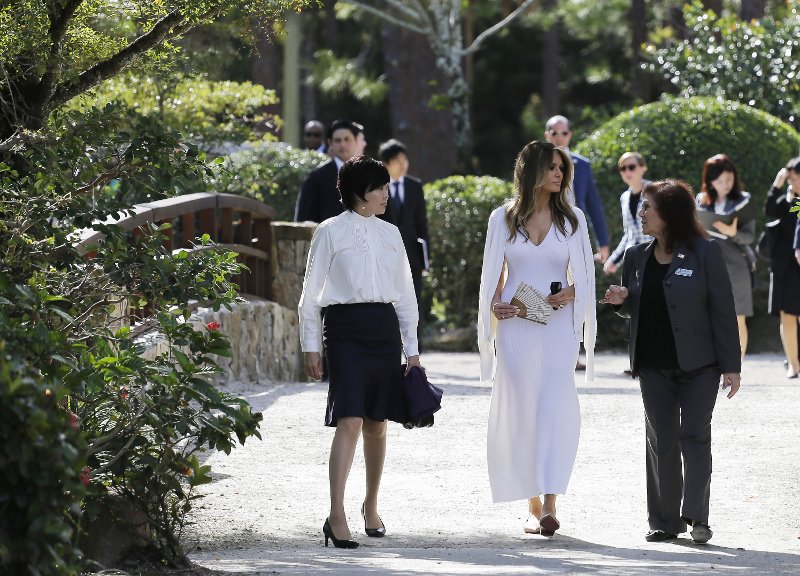 Η λιτή και στιλάτη εμφάνιση της Μελάνια Τραμπ -«Εσβησε» τη σύζυγο του Αμπε [εικόνες] | iefimerida.gr 6