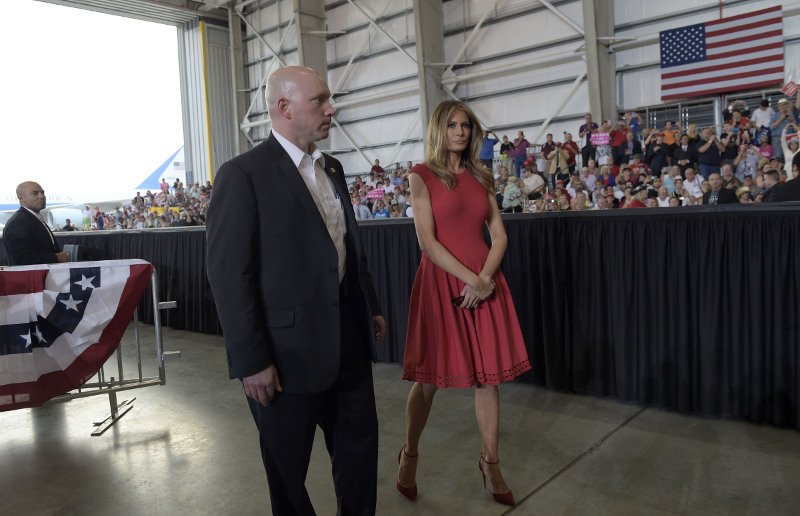 «Φωτιά» στα κόκκινα η Μελάνια Τραμπ -Είπε προσευχή, απάντησε στους επικριτές της [εικόνες & βίντεο] | iefimerida.gr 3