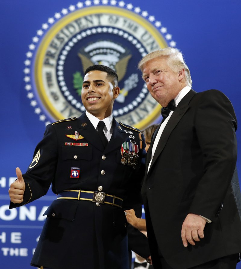 Η εξομολόγηση του επιλοχία που χόρεψε με τη Μελάνια Τραμπ: Δεν πίστευα ότι κρατούσα τόσο όμορφη γυναίκα [εικόνες & βίντεο] | iefimerida.gr 2