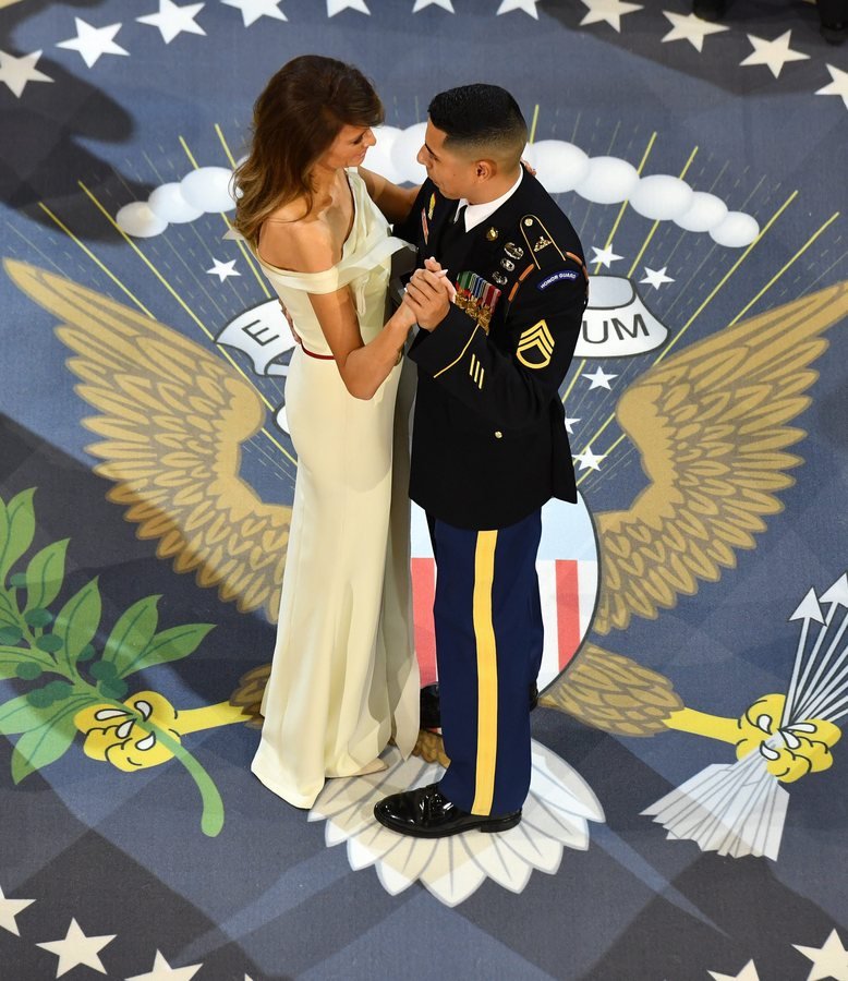 Η εξομολόγηση του επιλοχία που χόρεψε με τη Μελάνια Τραμπ: Δεν πίστευα ότι κρατούσα τόσο όμορφη γυναίκα [εικόνες & βίντεο] | iefimerida.gr 5