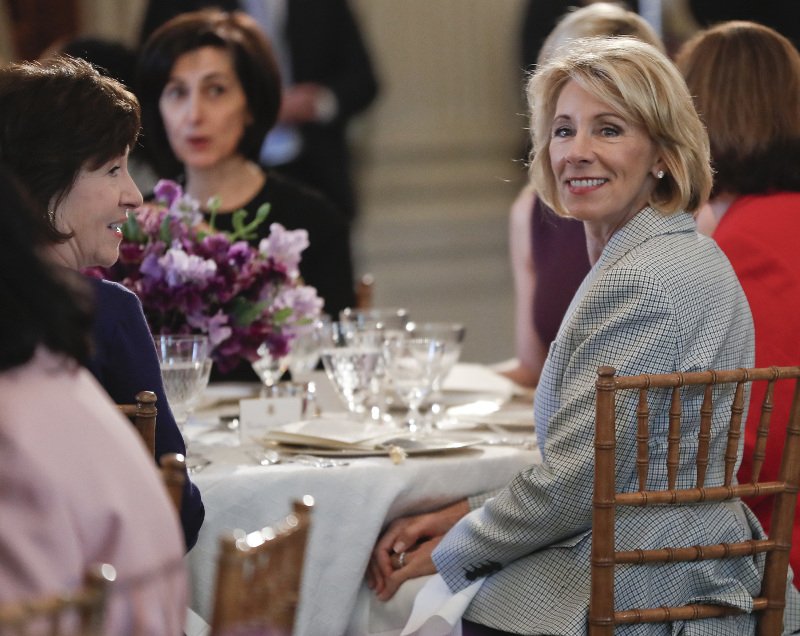 Η Μελάνια Τραμπ παρέθεσε γεύμα στον Λ. Οίκο: Εχω μεγαλώσει σε κομμουνιστική χώρα, είμαι μετανάστρια... [εικόνες] | iefimerida.gr 2