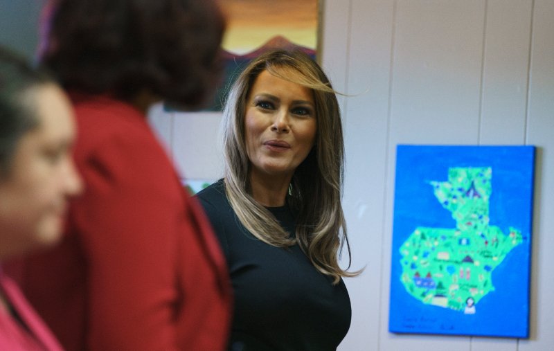   Η Μελάνια Τραμπ ξεκίνησε με μπαλαρίνες 600 δολαρίων και κατέληξε με αθλητικά Adidas [εικόνες] | iefimerida.gr 4