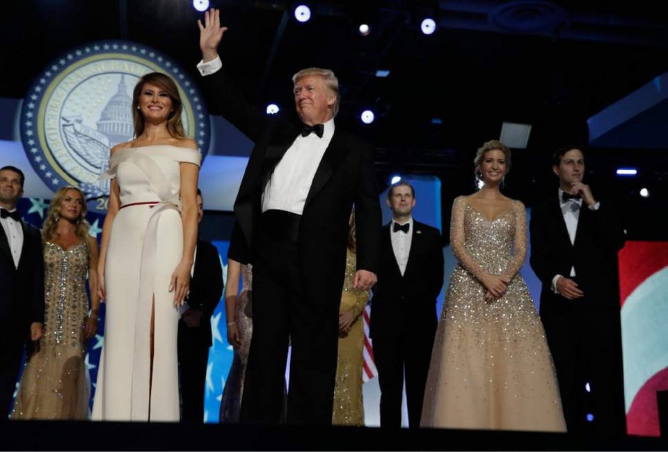 Πώς γιόρτασαν οι Τραμπ μετά την ορκωμοσία -Οι τρεις δεξιώσεις και ο πρώτος χορός του προεδρικού ζεύγους [εικόνες & βίντεο] | iefimerida.gr 10