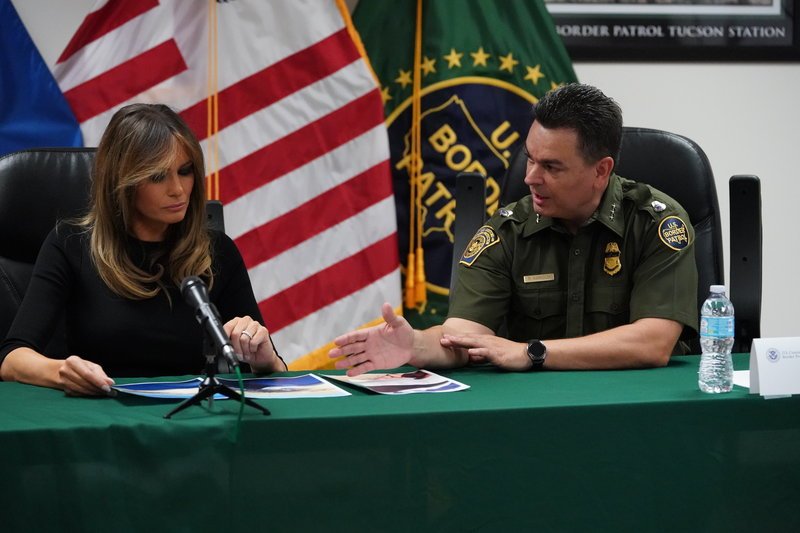 Αιφνιδιαστική επίσκεψη της Μελάνια Τραμπ σε κέντρο φιλοξενίας παιδιών μεταναστών [εικόνες] | iefimerida.gr 0