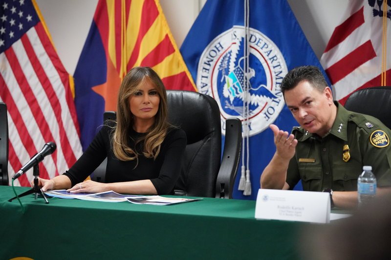 Αιφνιδιαστική επίσκεψη της Μελάνια Τραμπ σε κέντρο φιλοξενίας παιδιών μεταναστών [εικόνες] | iefimerida.gr 2