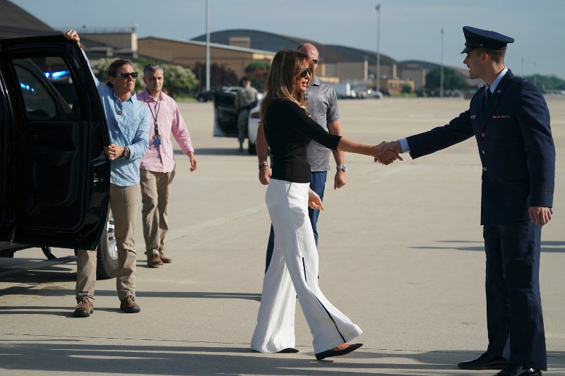   Η Μελάνια Τραμπ ξεκίνησε με μπαλαρίνες 600 δολαρίων και κατέληξε με αθλητικά Adidas [εικόνες] | iefimerida.gr 1