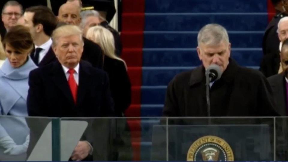 Δείτε τη Μελάνια Τραμπ να χάνει ξαφνικά το χαμόγελό της -Τι της είπε ο νέος πρόεδρος [βίντεο] | iefimerida.gr 2