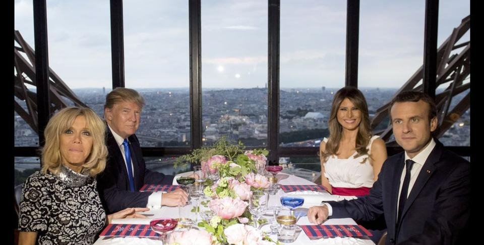 Η Μελάνια έπιασε το μπούτι του Εμανουέλ Μακρόν; Ανω κάτω το γαλλικό ίντερνετ [εικόνες] | iefimerida.gr 2