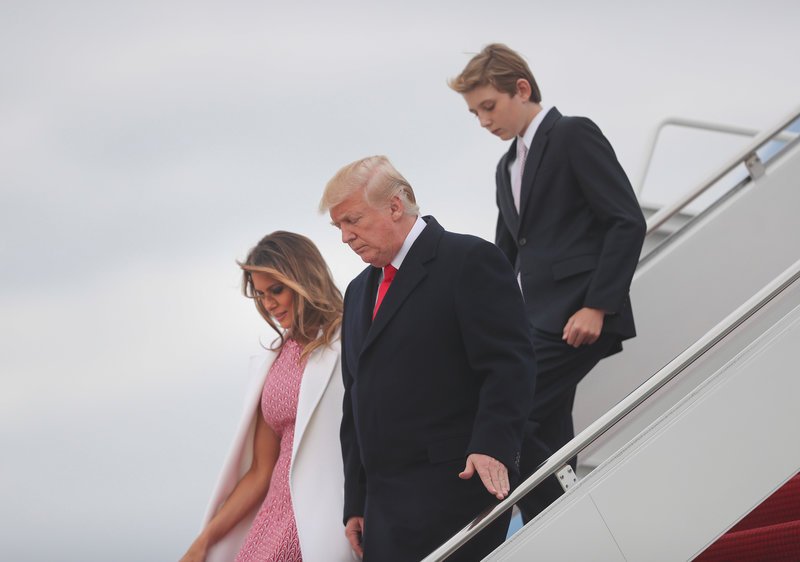 Η αμηχανία της Μελάνια στην πρώτη της εμφάνιση μετά το σκάνδαλο με την πορνοστάρ [εικόνες] | iefimerida.gr 0