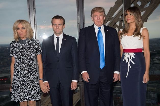 Η Μελάνια έπιασε το μπούτι του Εμανουέλ Μακρόν; Ανω κάτω το γαλλικό ίντερνετ [εικόνες] | iefimerida.gr 4