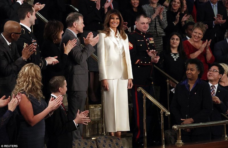 Γιατί όλοι «ταράχθηκαν» με το λευκό κοστούμι της Μελάνια -Εστελνε μήνυμα στον Τραμπ; [εικόνες] | iefimerida.gr 4