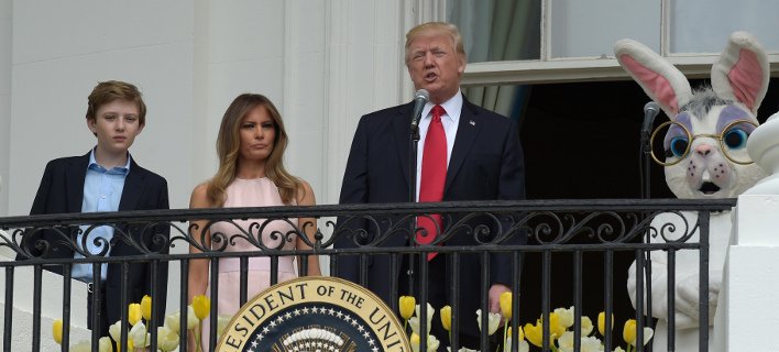 Επικό βίντεο: Η Μελάνια σκουντάει τον Τραμπ για να πάρει στάση για τον εθνικό ύμνο των ΗΠΑ [βίντεο] | iefimerida.gr 1