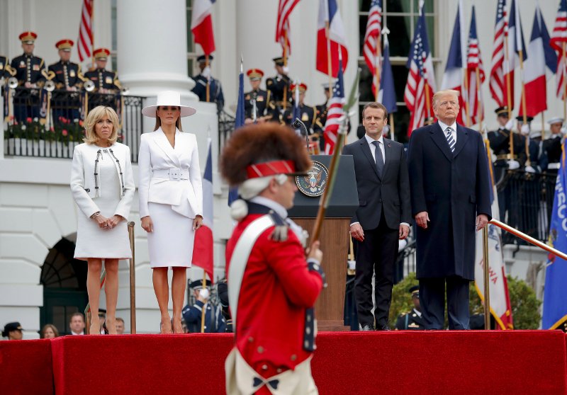 Η Μελάνια Τραμπ κόπιαρε το λευκό σύνολο με το καπέλο από την ταινία «Ο Σημαδεμένος», με τον Αλ Πατσίνο! [εικόνες] | iefimerida.gr 2