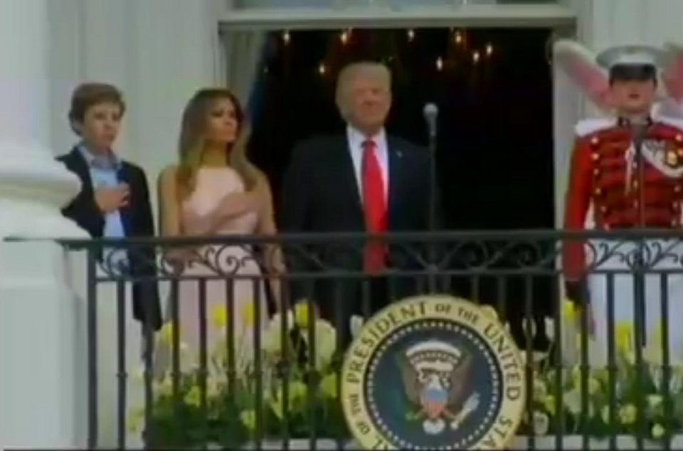 Επικό βίντεο: Η Μελάνια σκουντάει τον Τραμπ για να πάρει στάση για τον εθνικό ύμνο των ΗΠΑ [βίντεο] | iefimerida.gr 0