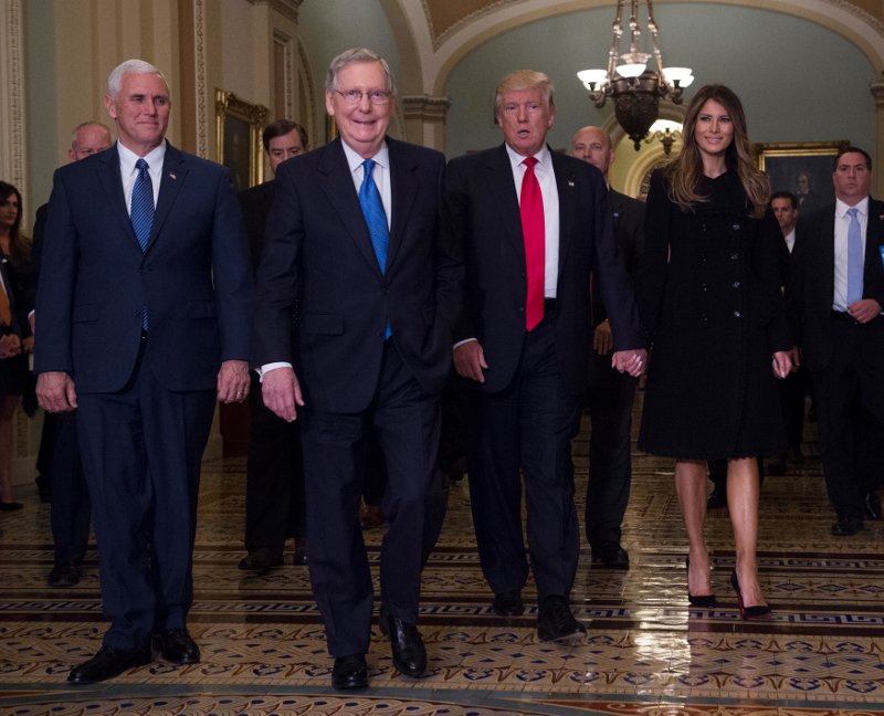 Η Μελάνια στον Λευκό Οίκο -Προτίμησε total black look, τι είπε με την Μισέλ Ομπάμα [εικόνες & βίντεο] | iefimerida.gr 0