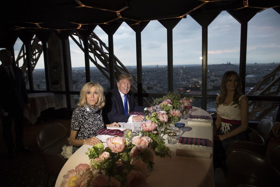 Η Μελάνια έπιασε το μπούτι του Εμανουέλ Μακρόν; Ανω κάτω το γαλλικό ίντερνετ [εικόνες] | iefimerida.gr 9