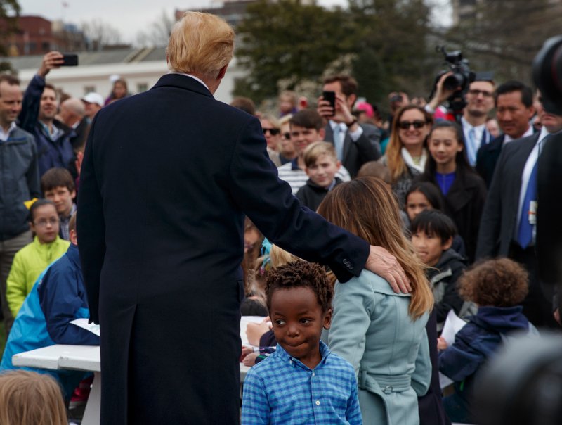 Μια αγέλαστη Μελάνια και ένα ξερό φιλί στο κυνήγι αυγών στον Λευκό Οίκο [εικόνες] | iefimerida.gr 3