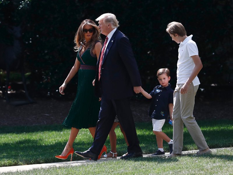 Σαν να το παράκανε η Μελάνια: Φόρεσε πλισέ φόρεμα και γόβες στιλέτο για να πάει σε... στρατιωτική κατασκήνωση [εικόνες] | iefimerida.gr 2