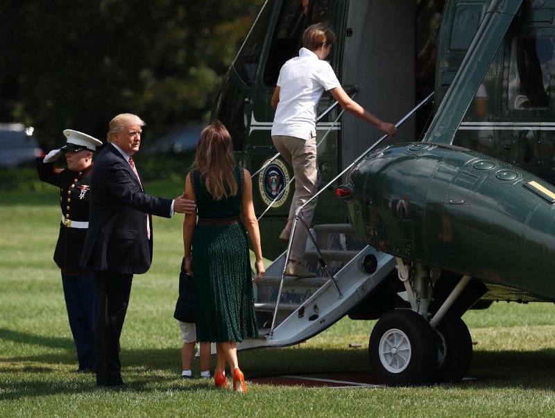 Σαν να το παράκανε η Μελάνια: Φόρεσε πλισέ φόρεμα και γόβες στιλέτο για να πάει σε... στρατιωτική κατασκήνωση [εικόνες] | iefimerida.gr 3