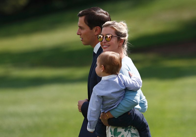 Σαν να το παράκανε η Μελάνια: Φόρεσε πλισέ φόρεμα και γόβες στιλέτο για να πάει σε... στρατιωτική κατασκήνωση [εικόνες] | iefimerida.gr 4