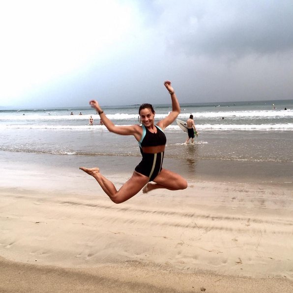 Η Μελέτη έκανε «ποδαρικό» με μαγιό, πάνω στη σανίδα του σερφ [εικόνες] | iefimerida.gr 1