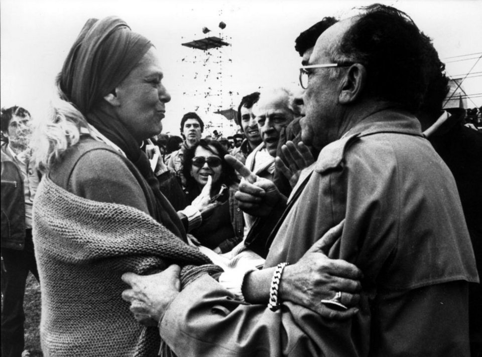 Πώς ντύνονταν οι γυναίκες βουλευτίνες πριν κάνουν απόβαση οι παπαγάλοι στη Βουλή [εικόνες] | iefimerida.gr 9