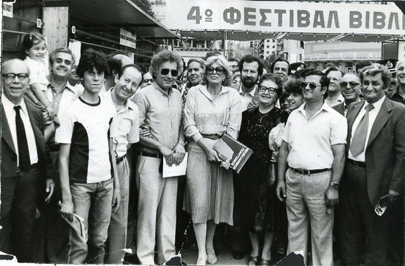 Πώς ντύνονταν οι γυναίκες βουλευτίνες πριν κάνουν απόβαση οι παπαγάλοι στη Βουλή [εικόνες] | iefimerida.gr 10