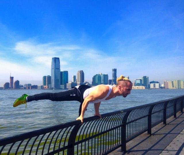 Ο Ιωάννης Μελισσανίδης κάνει ακροβατικά στην κουπαστή μιας γέφυρας [εικόνες] | iefimerida.gr 1