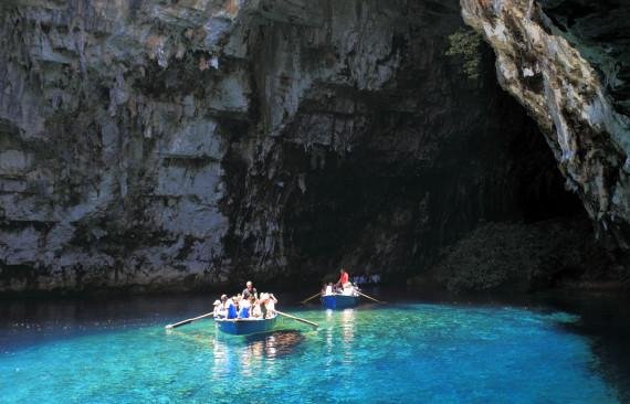 Η Huffington Post έχει τρελαθεί με τη Μελισσάνη -Στέλνει όλο τον κόσμο στην απόκοσμη σπηλιά της Κεφαλονιάς [εικόνες] | iefimerida.gr 0