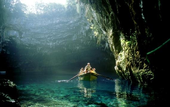 Η Huffington Post έχει τρελαθεί με τη Μελισσάνη -Στέλνει όλο τον κόσμο στην απόκοσμη σπηλιά της Κεφαλονιάς [εικόνες] | iefimerida.gr 1